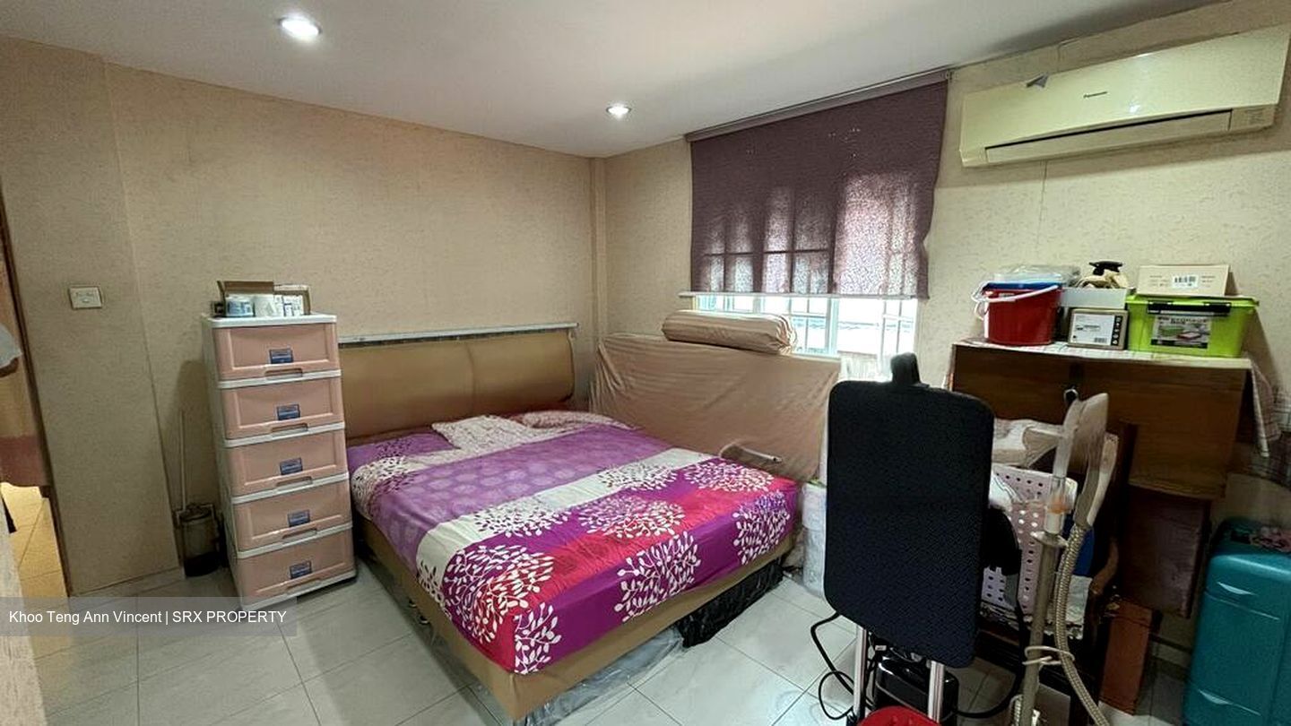 Charlton 18 (D19), Terrace #440241021